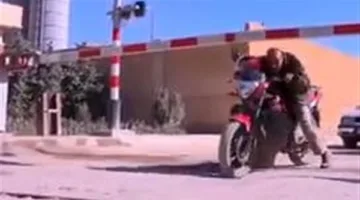 النقل تدعو المواطنين للمشاركة في التوعية بضرورة عدم تجاوز المزلقان.