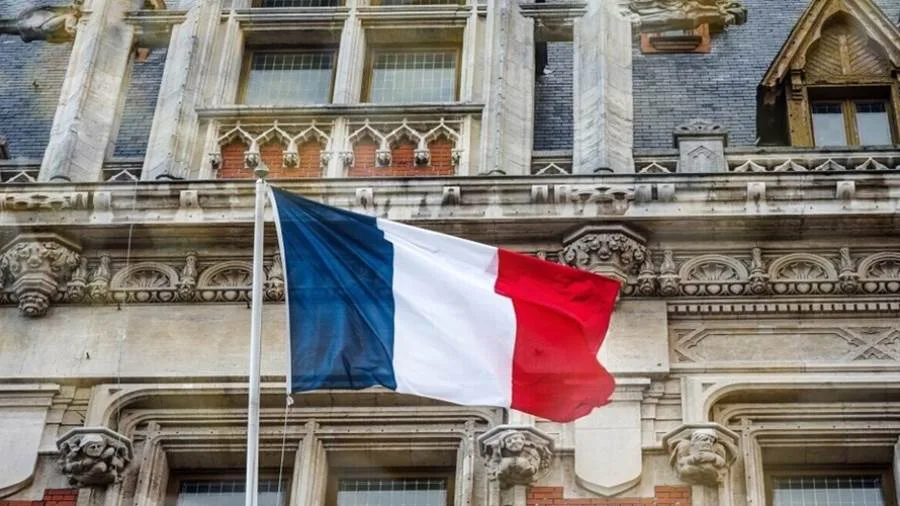 فرنسا تحذر مواطنيها من السفر إلى إيران وإسرائيل فرنسا تحذر مواطنيها من السفر إلى إيران وإسرائيل