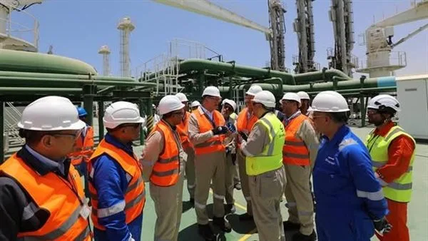 وزير البترول يقوم بجولة تفقدية في موقع استلام السفينة الثالثة للتغييز في ميناء العين السخنة وزير البترول يقوم بجولة تفقدية في موقع استلام السفينة الثالثة للتغييز في ميناء العين السخنة