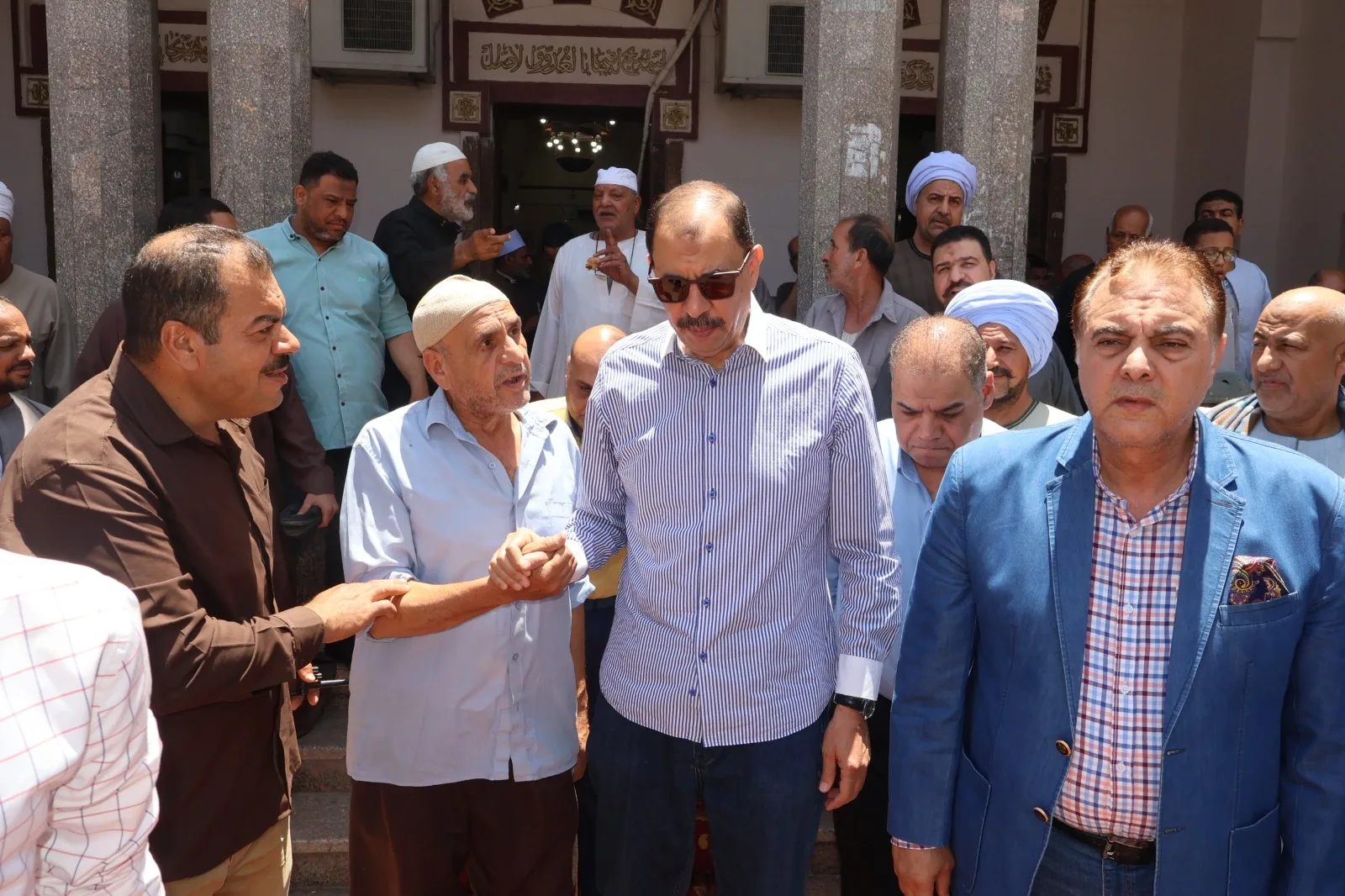 محافظ سوهاج يشارك في صلاة الجمعة ويناقش مشكلات ومقترحات المواطنين محافظ سوهاج يشارك في صلاة الجمعة ويناقش مشكلات ومقترحات المواطنين