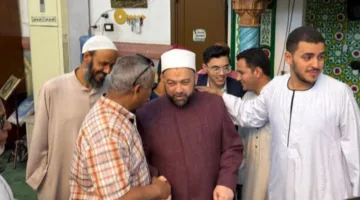 خطبة الجمعة الأولى للشيخ يسري عزام في أسوان.. استقبال حار من المصلين والتقاط صور تذكارية