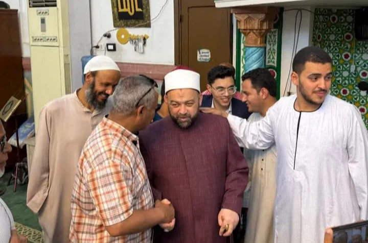 خطبة الجمعة الأولى للشيخ يسري عزام في أسوان.. استقبال حار من المصلين والتقاط صور تذكارية خطبة الجمعة الأولى للشيخ يسري عزام في أسوان.. استقبال حار من المصلين والتقاط صور تذكارية