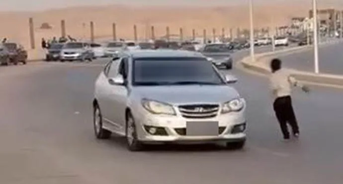 تسليط الضوء على تفاصيل تداول فيديو يظهر طفلًا يلعب في وسط أحد المحاور في منطقة المقطم بالقاهرة تسليط الضوء على تفاصيل تداول فيديو يظهر طفلًا يلعب في وسط أحد المحاور في منطقة المقطم بالقاهرة