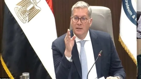 وزير البترول يزور موقع استلام السفينة الثالثة للتغييز في ميناء العين السخنة وزير البترول يزور موقع استلام السفينة الثالثة للتغييز في ميناء العين السخنة
