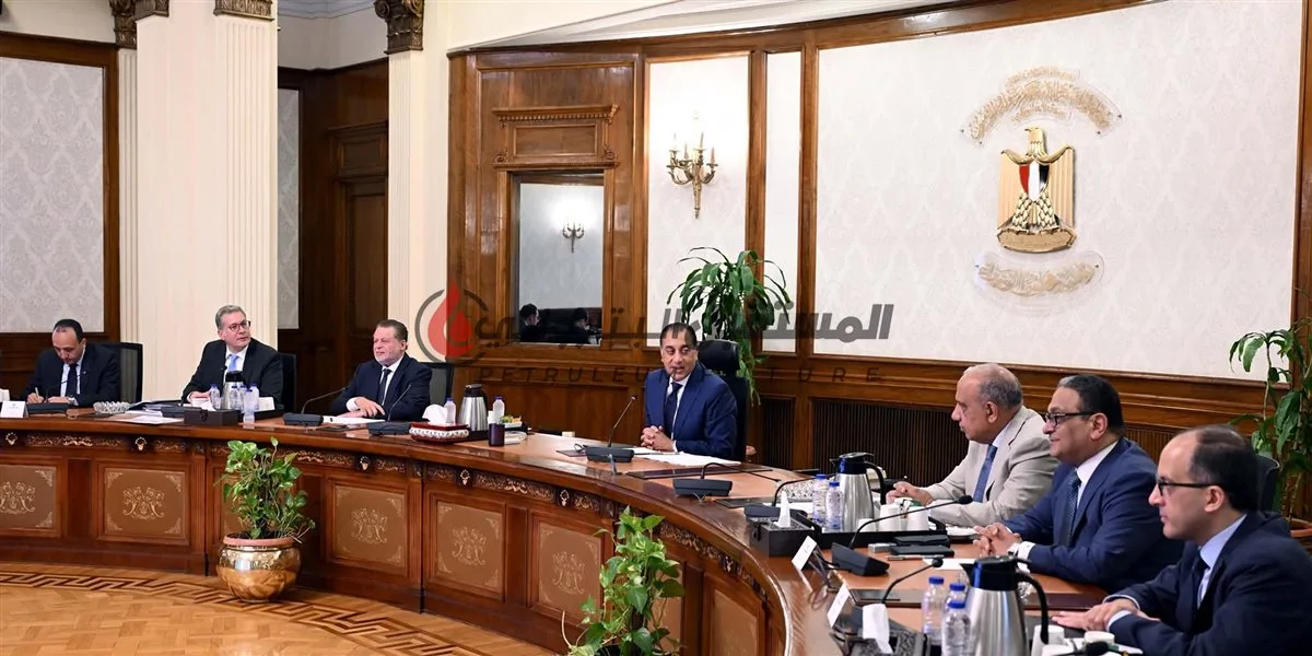 رئيس الوزراء يراقب خطة تأمين مخزون كافٍ من المواد البترولية والغاز الطبيعي. رئيس الوزراء يراقب خطة تأمين مخزون كافٍ من المواد البترولية والغاز الطبيعي.