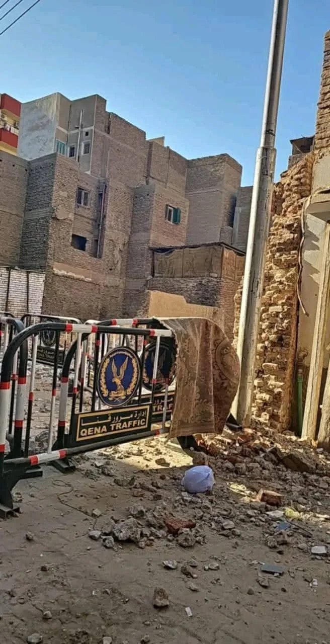 إخلاء خمسة منازل وتطبيق إجراء أمني في منطقة السوق الفوقاني بقنا بسبب الحفريات الأثرية إخلاء خمسة منازل وتطبيق إجراء أمني في منطقة السوق الفوقاني بقنا بسبب الحفريات الأثرية