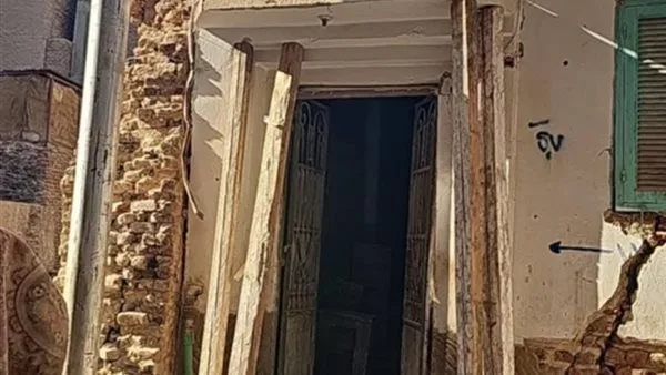 اعتقال شاب قام بالتنقيب عن الآثار وأثر على خمس منازل في المنطقة.. التفاصيل بالكامل اعتقال شاب قام بالتنقيب عن الآثار وأثر على خمس منازل في المنطقة.. التفاصيل بالكامل