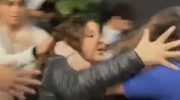 شجار بين الفتيات ينتهي بـ “ضرب بالعصا”.. ماذا جرى في “صالون حلوان”؟