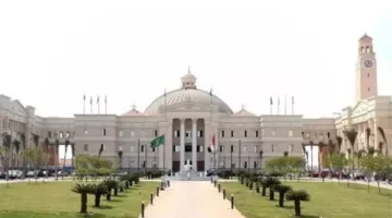 طلاب كلية الآثار يبتكرون أول تطبيق عربي employs الواقع الافتراضي لتقديم المعالم التاريخية المصرية.