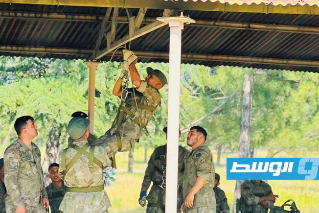 جانب من التدريب العسكري لعناصر اللواء «53 مشاة مستقل» في تركيا. (رئاسة الأركان العامة)