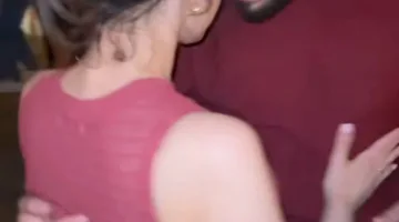 بعد أن غنى لها، صدقني، انتهى الأمر بصوته… حبيب ابنة الهضبة الغامض يثير الجدل.