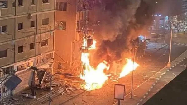 اصطدام صاروخ بتل أبيب ورصد تصاعد أعمدة الدخان إثر الهجوم اصطدام صاروخ بتل أبيب ورصد تصاعد أعمدة الدخان إثر الهجوم