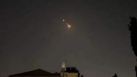 الأمن الأردني يكشف عن سقوط “أجسام طائرة” في المملكة دون وقوع إصابات الأمن الأردني يكشف عن سقوط “أجسام طائرة” في المملكة دون وقوع إصابات