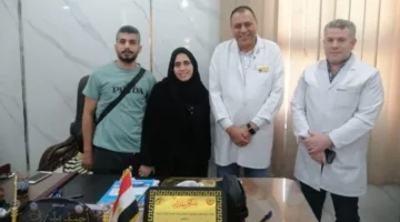 فريق طبي من مستشفى السنبلاوين العام يساعد مريضة فلسطينية.