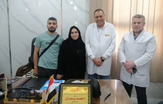 فريق طبي من مستشفى السنبلاوين العام يساعد مريضة فلسطينية. فريق طبي من مستشفى السنبلاوين العام يساعد مريضة فلسطينية.