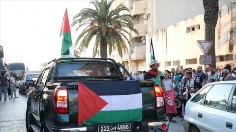 ليبيا: حكومة حماد تفرض “خطوات قانونية” لعبور الأجانب في قافلة الصمود ليبيا: حكومة حماد تفرض “خطوات قانونية” لعبور الأجانب في قافلة الصمود