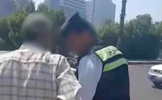 تم نشره على وسائل التواصل: الداخلية تعلن القبض على شخصين اعتديا على ضابط مرور وقاما بتصوير الحادثة.