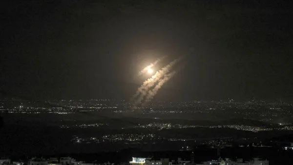 عسكريون: الأجواء الإيرانية غير محصنة والأوضاع الداخلية مكشوفة.. ولا نتوقع ردود فعل قوية. عسكريون: الأجواء الإيرانية غير محصنة والأوضاع الداخلية مكشوفة.. ولا نتوقع ردود فعل قوية.