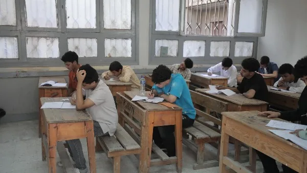 طلاب القسم العلمي في الثانوية الأزهرية يستمرون اليوم في امتحانات نهاية السنة الدراسية. طلاب القسم العلمي في الثانوية الأزهرية يستمرون اليوم في امتحانات نهاية السنة الدراسية.