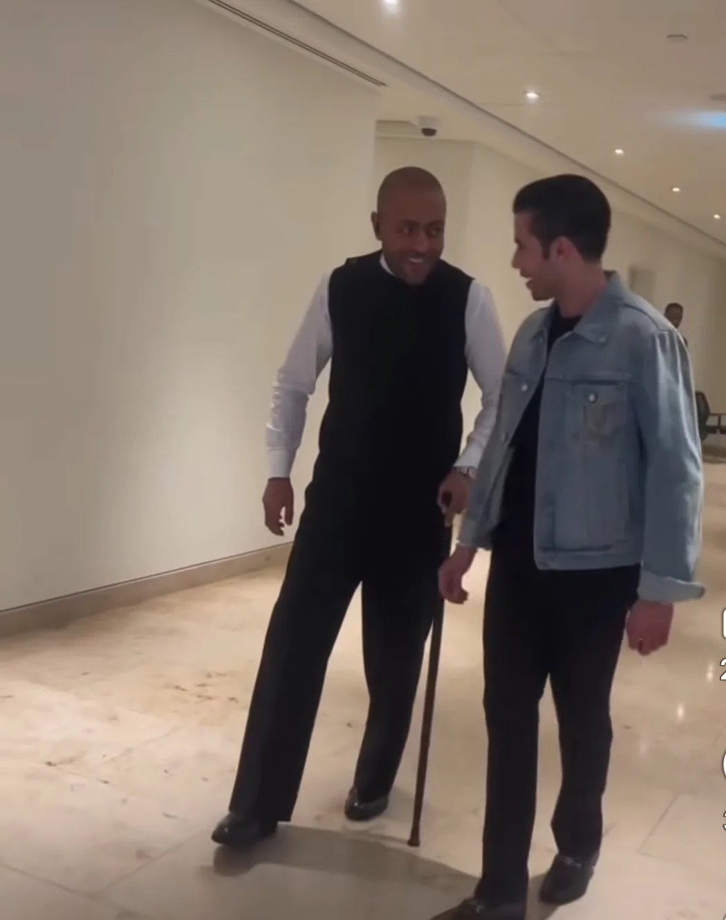 تامر عاشور يستخدم عصا خلال حفله في الكويت.. ما الذي وقع؟ تامر عاشور يستخدم عصا خلال حفله في الكويت.. ما الذي وقع؟