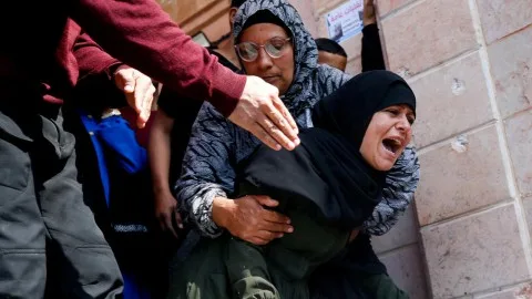 يوم مأساوي في غزة.. مقتل 34 فلسطينيًا، بينهم أطفال ونساء، جراء مجازر جديدة في مناطق مختلفة، والمجاعة تبلغ مستويات خطيرة. يوم مأساوي في غزة.. مقتل 34 فلسطينيًا، بينهم أطفال ونساء، جراء مجازر جديدة في مناطق مختلفة، والمجاعة تبلغ مستويات خطيرة.