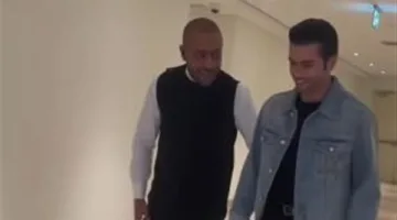 تامر عاشور يشارك في حفل بالكويت مستخدمًا عكازًا بعد إجرائه لعملية في الرباط الصليبي