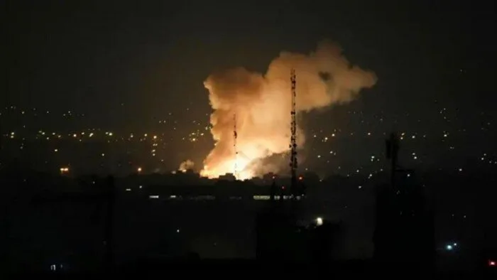 القناة 12: وفاة إسرائيلية و63 جريحًا نتيجة صواريخ إيرانية استهدفت وسط إسرائيل القناة 12: وفاة إسرائيلية و63 جريحًا نتيجة صواريخ إيرانية استهدفت وسط إسرائيل
