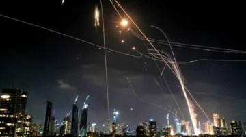 إيران تحذر من استهداف القواعد العسكرية للدول التي تؤيد إسرائيل في المنطقة.