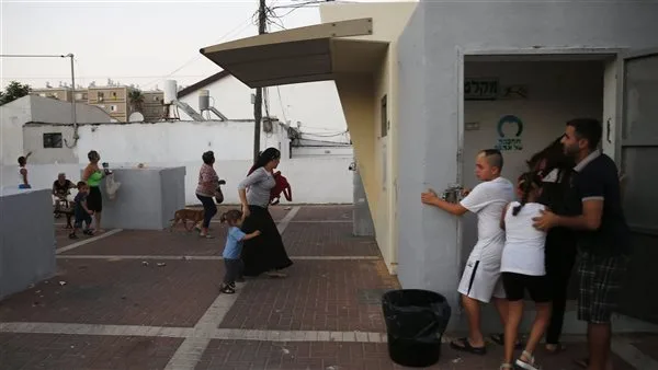 الجيش الإسرائيلي يطلب من المواطنين الانتقال إلى المنطقة الآمنة والبقاء هناك حتى إشعار آخر. الجيش الإسرائيلي يطلب من المواطنين الانتقال إلى المنطقة الآمنة والبقاء هناك حتى إشعار آخر.