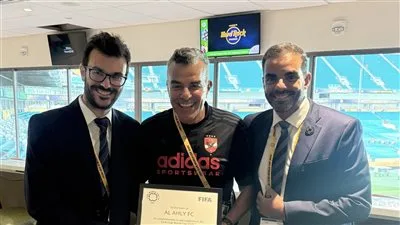 قبل انطلاق كأس العالم للأندية.. مرتجي يتلقى شهادة مشاركة الأهلي في النسخة العاشرة من البطولة قبل انطلاق كأس العالم للأندية.. مرتجي يتلقى شهادة مشاركة الأهلي في النسخة العاشرة من البطولة