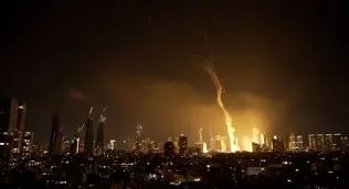 إيران تعلن استهدافها القواعد العسكرية والمطارات التي انطلقت منها الهجمات الإسرائيلية على أراضيها. إيران تعلن استهدافها القواعد العسكرية والمطارات التي انطلقت منها الهجمات الإسرائيلية على أراضيها.