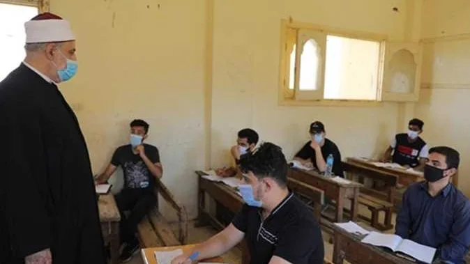 لحظة وصول طلاب القسم العلمي إلى قاعات امتحانات الفيزياء في الثانوية الأزهرية لحظة وصول طلاب القسم العلمي إلى قاعات امتحانات الفيزياء في الثانوية الأزهرية
