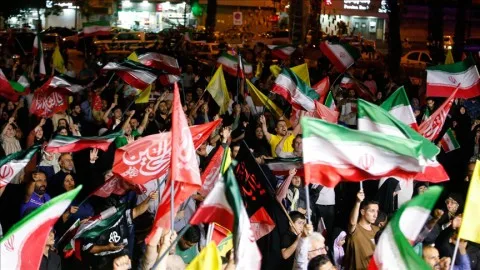 آلاف الإيرانيين يتظاهرون في الساحات احتفالاً بالرد على اعتداءات إسرائيل. آلاف الإيرانيين يتظاهرون في الساحات احتفالاً بالرد على اعتداءات إسرائيل.