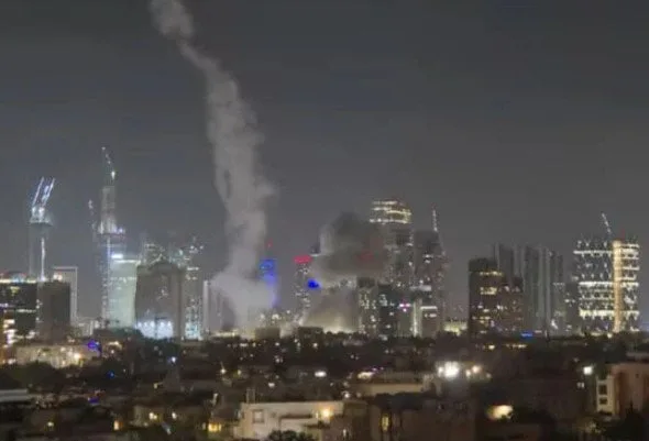 تقارير الاحتلال: 21 جريحاً على الأقل بعد سقوط صاروخ في وسط إسرائيل، ثلاثة منهم في حالات حرجة تقارير الاحتلال: 21 جريحاً على الأقل بعد سقوط صاروخ في وسط إسرائيل، ثلاثة منهم في حالات حرجة