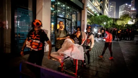 أحدث مستجدات التصعيد: 3 قتلى و91 جريحًا نتيجة 6 هجمات صاروخية إيرانية على إسرائيل، وانفجارات قوية في مطار “مهر آباد”، والقوات الإيرانية تعترض طائرات تجسس إسرائيلية… (فيديوهات) أحدث مستجدات التصعيد: 3 قتلى و91 جريحًا نتيجة 6 هجمات صاروخية إيرانية على إسرائيل، وانفجارات قوية في مطار “مهر آباد”، والقوات الإيرانية تعترض طائرات تجسس إسرائيلية… (فيديوهات)
