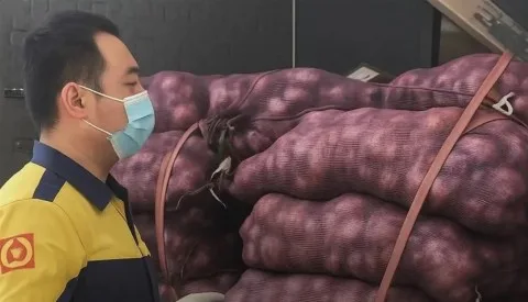 بالبصل.. شابة تستعيد حقها من حبيبها الغادر بطريقة مدهشة لا تُنسى بالبصل.. شابة تستعيد حقها من حبيبها الغادر بطريقة مدهشة لا تُنسى