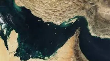 “فاينانشيال تايمز”: Companies operating oil tankers hesitate to transit the Strait of Hormuz following the Israeli attack on Iran.
