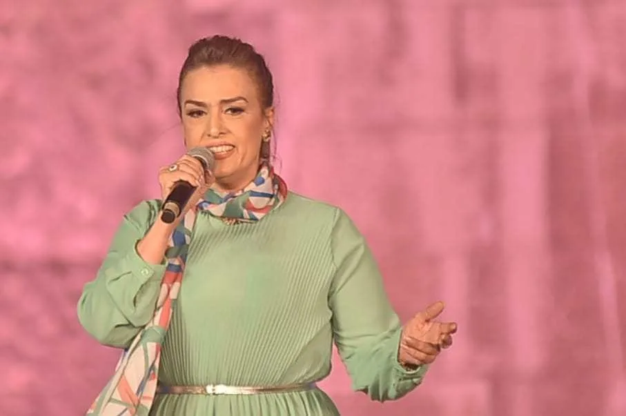في عيد ميلادها، بدأت سيمون مشوارها الفني من خلال الغناء. في عيد ميلادها، بدأت سيمون مشوارها الفني من خلال الغناء.