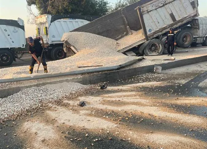 إصابة شخصين جراء انقلاب شاحنة وتعطيل السير على الطريق الزراعي في القليوبية إصابة شخصين جراء انقلاب شاحنة وتعطيل السير على الطريق الزراعي في القليوبية