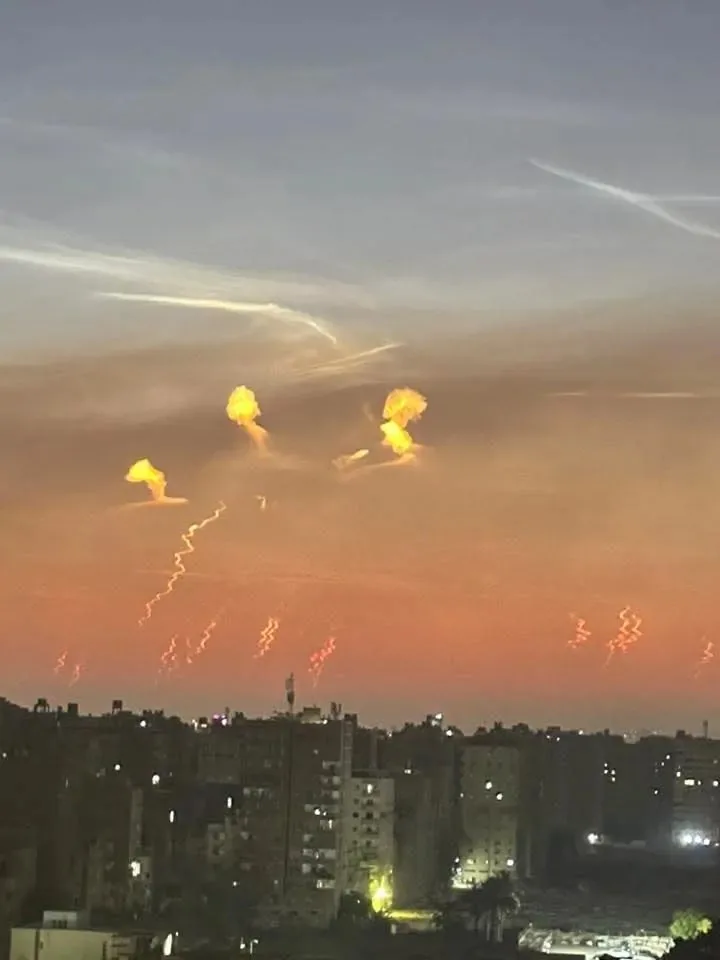 توثيق لحظات إطلاق الصواريخ في السماء: احتفاء مصري بالرد الإيراني على الكيان الإسرائيلي توثيق لحظات إطلاق الصواريخ في السماء: احتفاء مصري بالرد الإيراني على الكيان الإسرائيلي