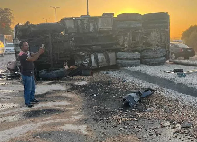 «السائق غفا».. استئناف حركة المرور بعد انقلاب «تريلا» على الطريق الزراعي في طوخ «السائق غفا».. استئناف حركة المرور بعد انقلاب «تريلا» على الطريق الزراعي في طوخ