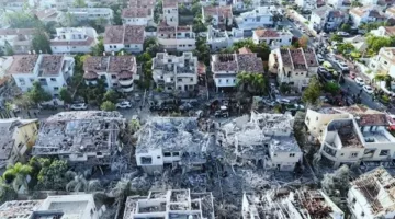 رئيس مستوطنة ريشون لتسيون: لم أشهد دماراً بهذا الشكل من قبل عقب سقوط الصواريخ الإيرانية.