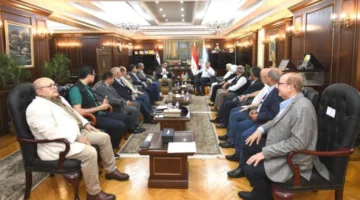 وزير الإسكان ومحافظ الإسكندرية يجتمعان لمراجعة المشاريع المشتركة