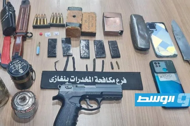 إلقاء القبض على شخصين بحوزتهما مخدرات وذخائر في بنغازي إلقاء القبض على شخصين بحوزتهما مخدرات وذخائر في بنغازي
