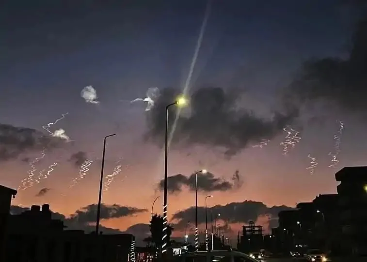 ظواهر غير معتادة في سماء مصر.. تساؤلات عن ارتباطها بأحداث إيران وإسرائيل. ظواهر غير معتادة في سماء مصر.. تساؤلات عن ارتباطها بأحداث إيران وإسرائيل.