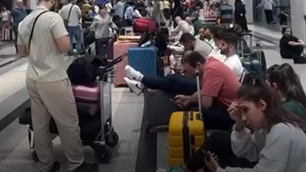 فيديو: ازدحام شديد وانتظار طويل في مطار بيروت! فيديو: ازدحام شديد وانتظار طويل في مطار بيروت!