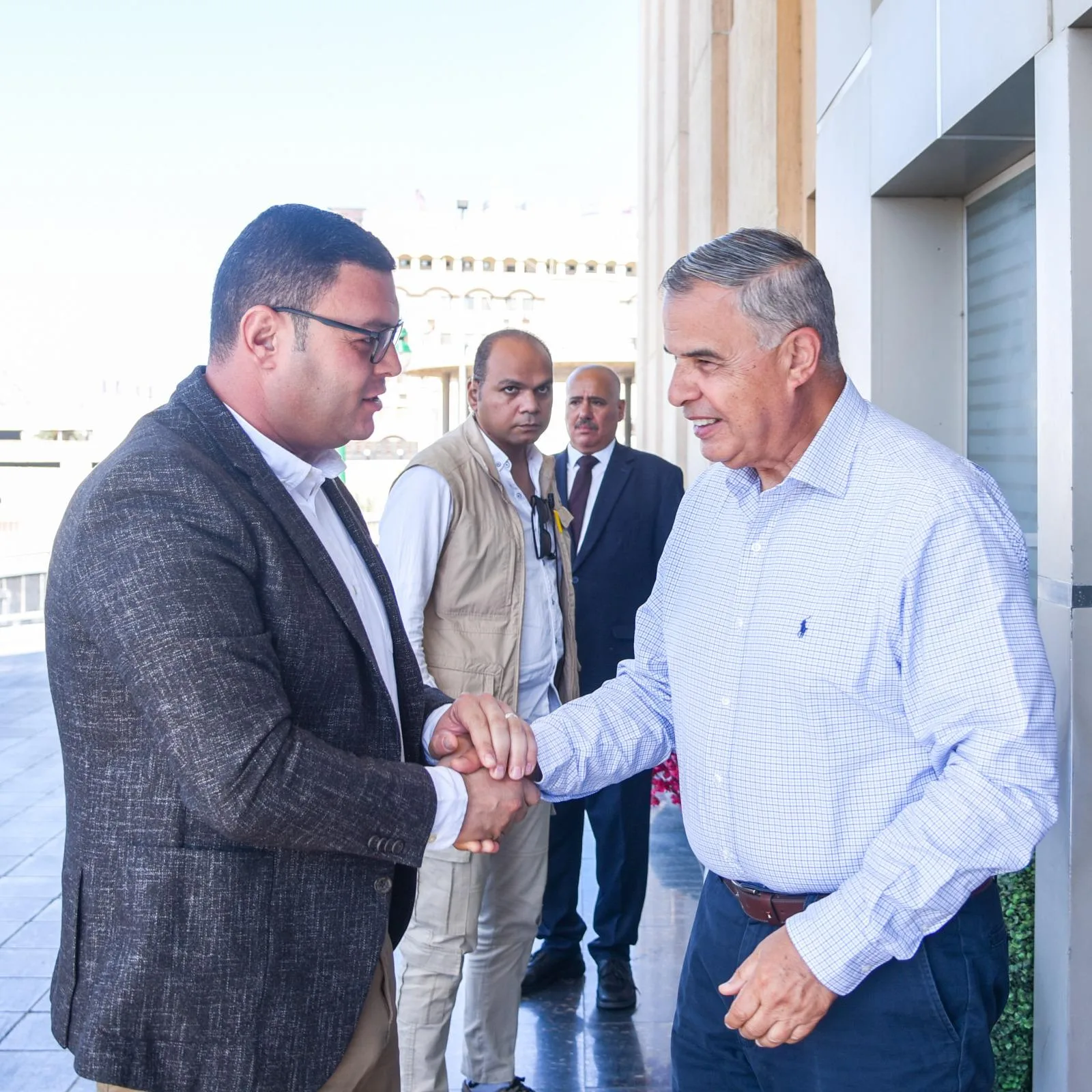 وزير الإسكان ومحافظ الإسكندرية يجتمعان لمراجعة القضايا والمشاريع المشتركة وزير الإسكان ومحافظ الإسكندرية يجتمعان لمراجعة القضايا والمشاريع المشتركة