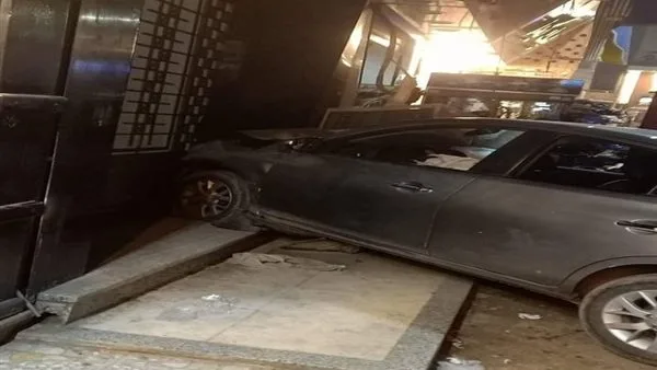 اصطدام سيارة مسرعة بمحل عصير في بلبيس يتسبب في إصابة 15 شخصًا اصطدام سيارة مسرعة بمحل عصير في بلبيس يتسبب في إصابة 15 شخصًا