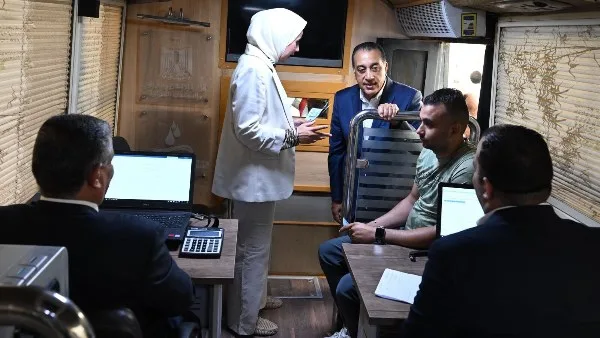 مدبولي يزور سيارات القوافل الخدمية في محافظة البحيرة مدبولي يزور سيارات القوافل الخدمية في محافظة البحيرة