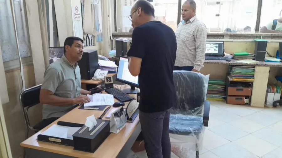 رئيس مدينة ديروط في أسيوط يراقب تقدم العمل في المركز التكنولوجي